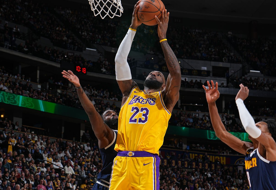 开云体育app下载入口-詹姆斯200岁还能扣太离谱！本人回应朋友称赞：6个笑哭了表情