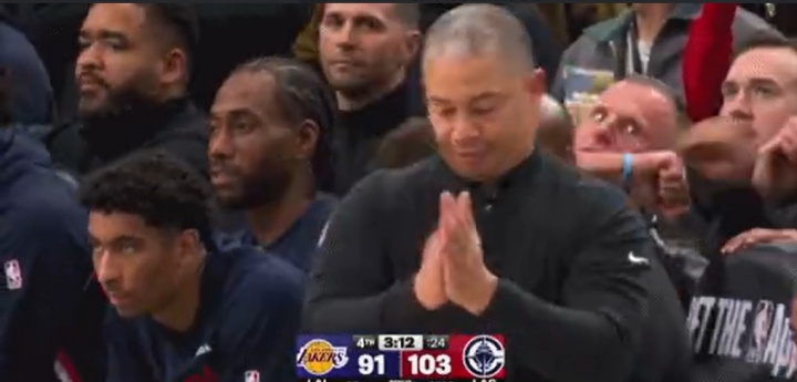 开云体育官网app下载-互搞心态~东契奇造犯规罚球不中 泰伦·卢起身鼓掌