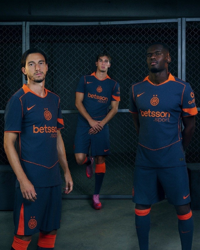 连接过去与未来，国米第三球衣正式发布：灰+橙 致敬Total 90时代