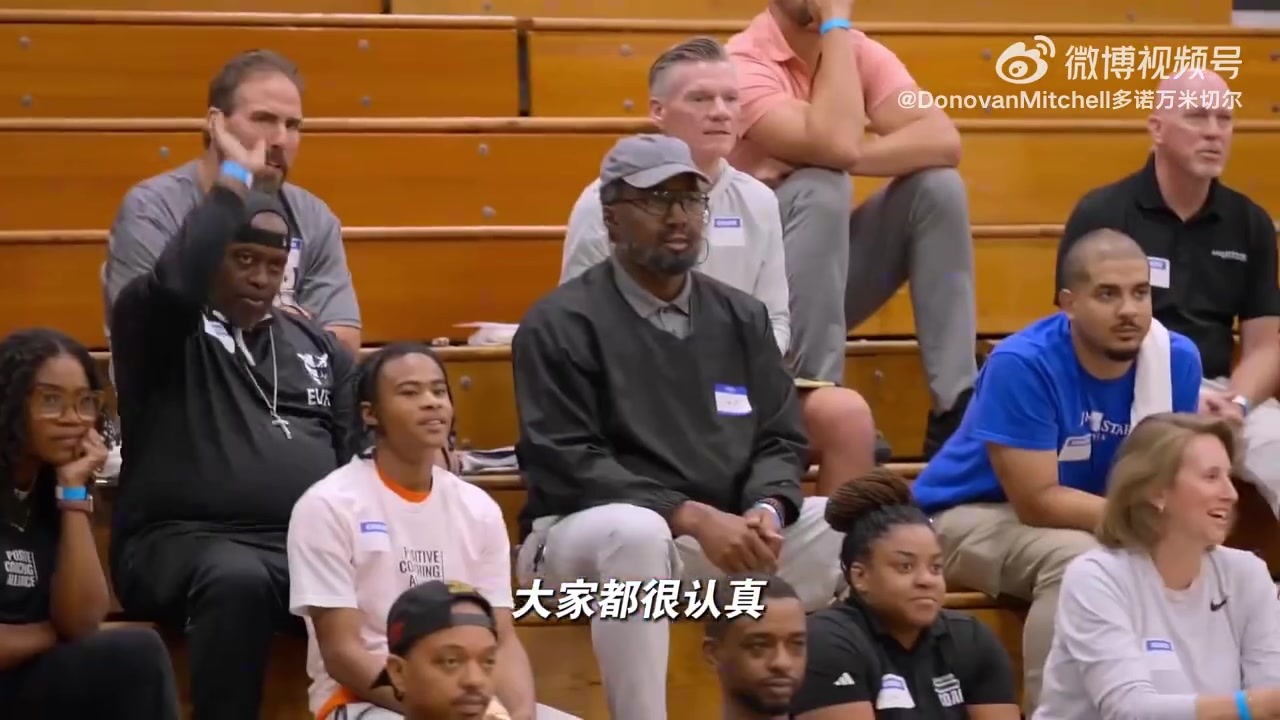 开云体育官网app下载-米切尔化身”德鲁大叔“！百发百中惊艳球场小学生！